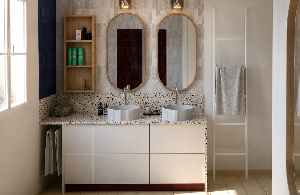 1. Salle de bain avec double vasque, miroirs arrondis et plan effet terrazzo