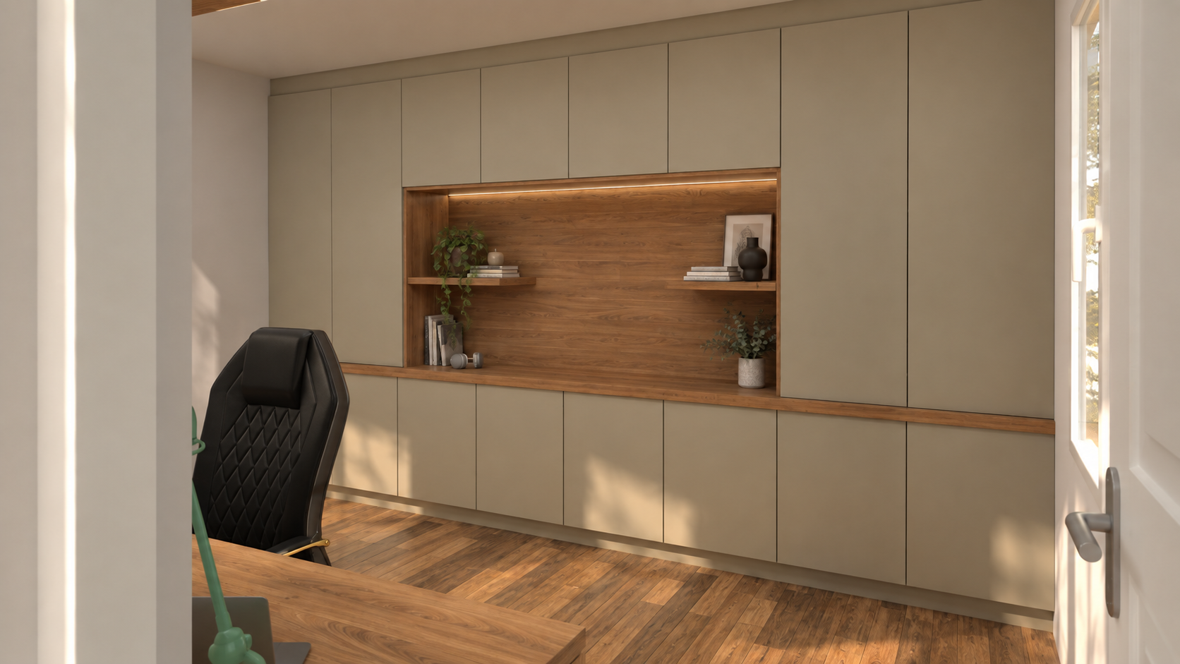 Bureau aménagé avec grand meuble de rangement sur mesure et niche décorative en bois